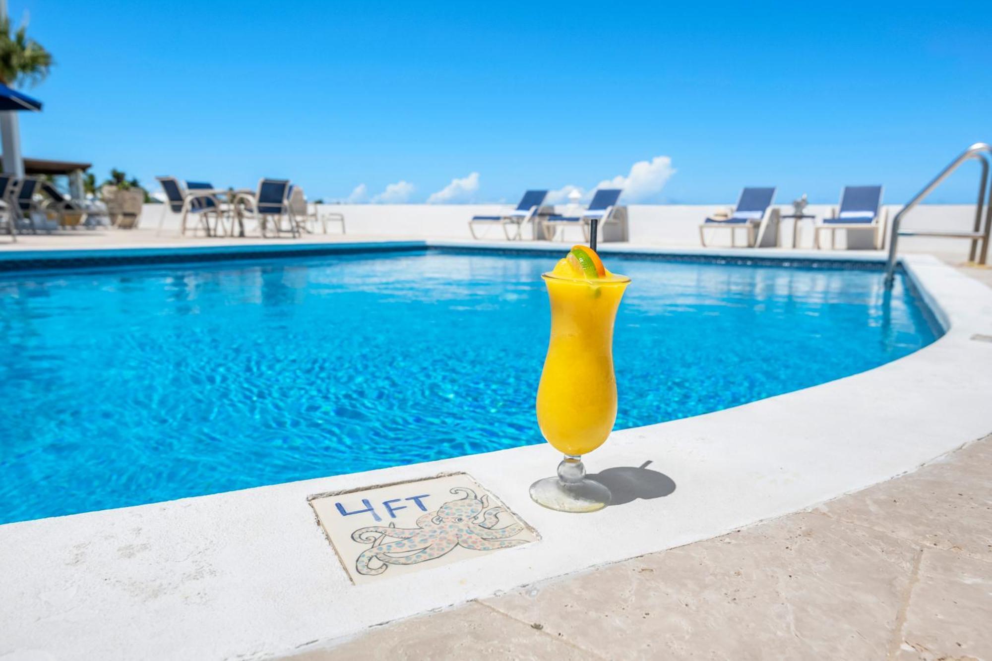 Augusta Bay Hotel George Town Luaran gambar